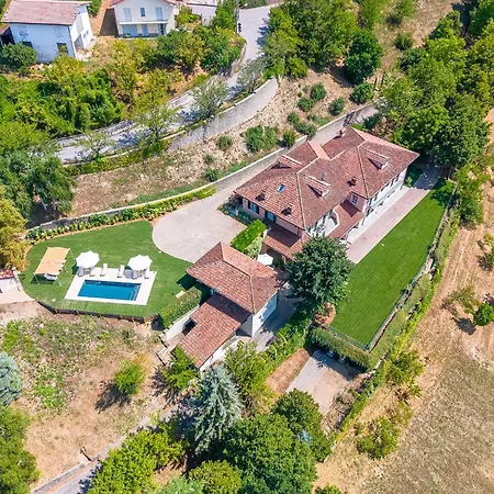 Villa Ferrero 10, Emma